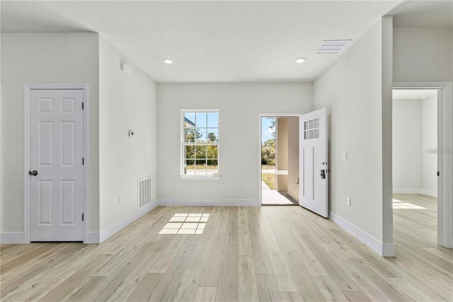 Spacious, unfurnished interior of a new home in , Ocala (Image 24).