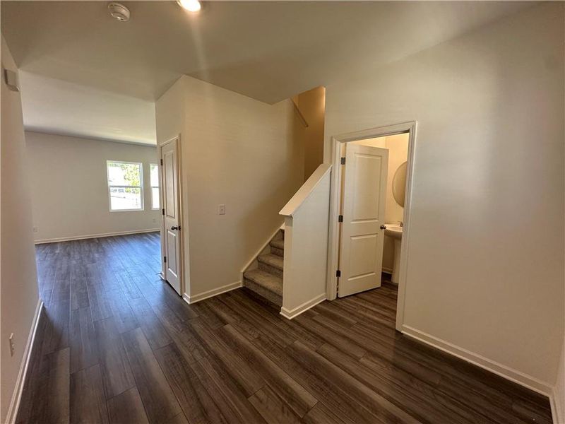 Spacious, unfurnished interior of a new home in Mt. Tabor Ridge, Dallas (Image 11).