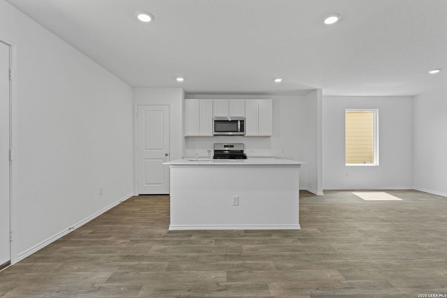 Spacious, unfurnished interior of a new home in Avenida, Converse (Image 14).
