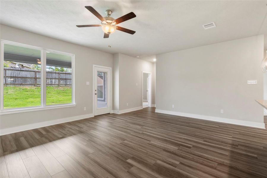 Spacious, unfurnished interior of a new home in Vintage Farms, Brenham (Image 20).