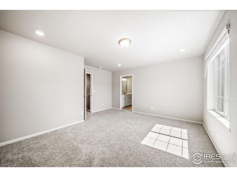 Spacious, unfurnished interior of a new home in Thompson River Ranch, Johnstown (Image 18).