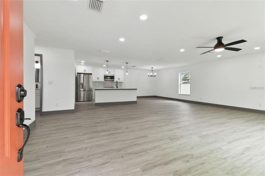 Spacious, unfurnished interior of a new home in , Tampa (Image 14).