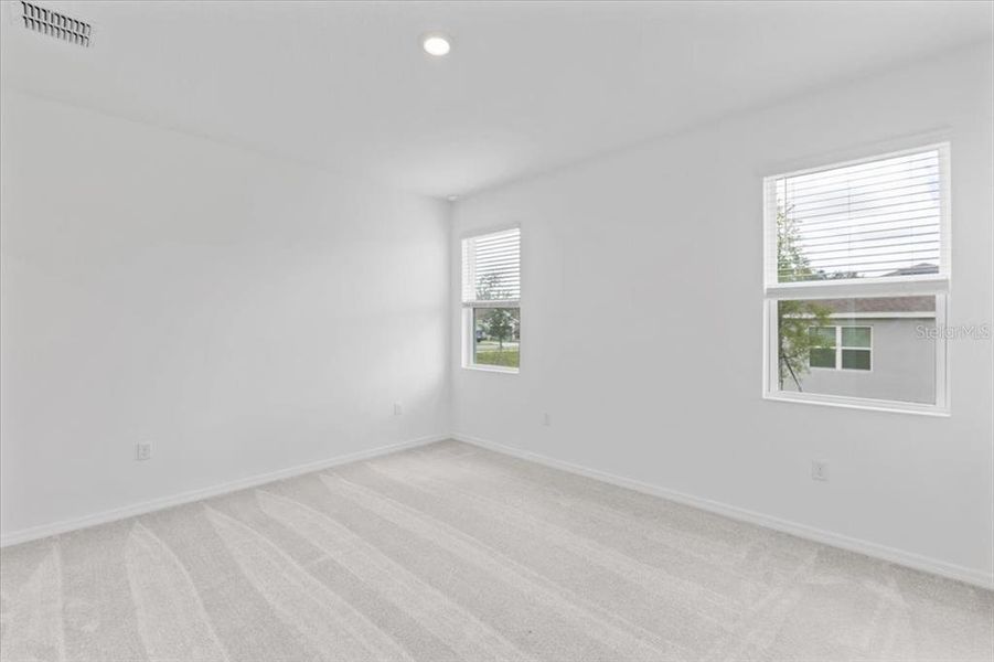 Spacious, unfurnished interior of a new home in Mirror Lake Village, Fruitland Park (Image 10).
