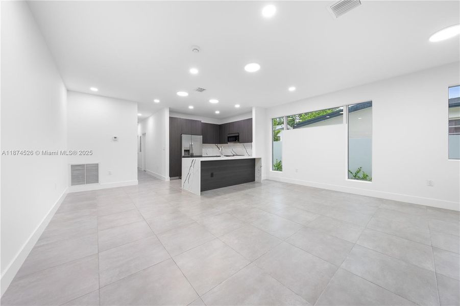 Spacious, unfurnished interior of a new home in , Miami (Image 24).
