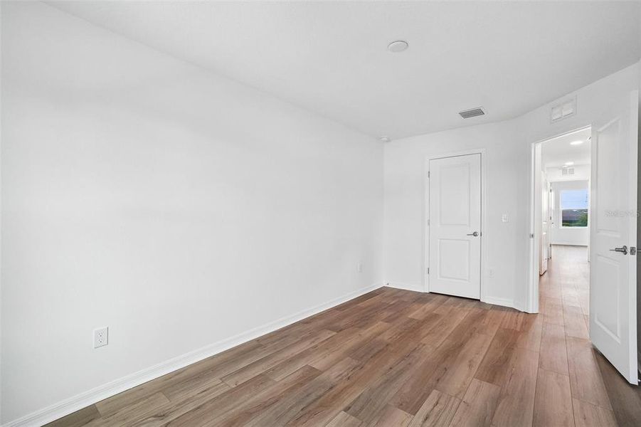 Spacious, unfurnished interior of a new home in Twin Oaks, Zephyrhills (Image 30).