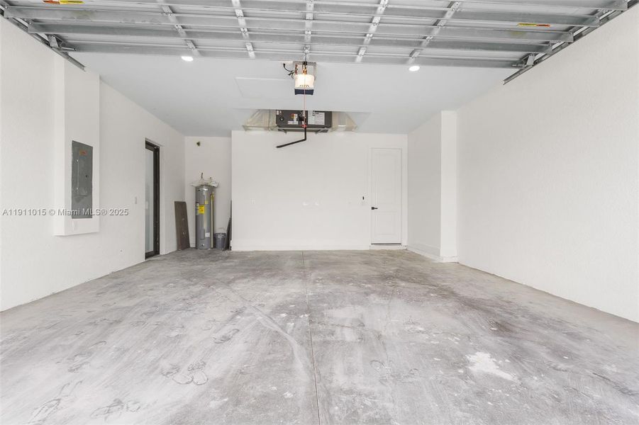 Spacious, unfurnished interior of a new home in , Cape Coral (Image 17). Spacious, unfurnished interior of a new home in , Cape Coral (Image 17).