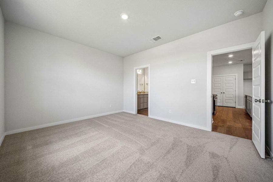 Spacious, unfurnished interior of a new home in Eastwood at Sonterra, Jarrell (Image 28).