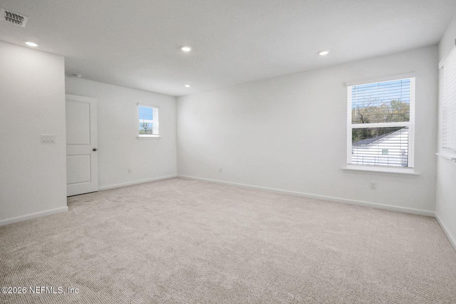 Spacious, unfurnished interior of a new home in Jennings Farm, Middleburg (Image 18).