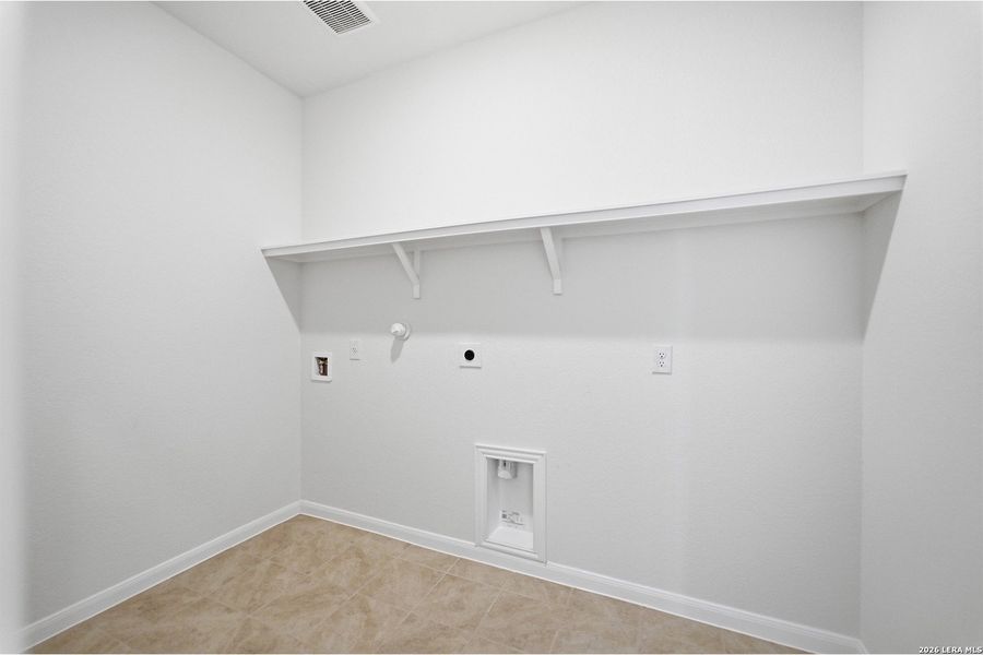 Spacious, unfurnished interior of a new home in Hickory Ridge, Elmendorf (Image 19).