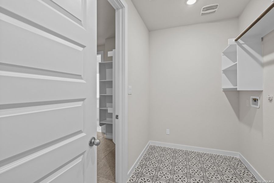 Spacious, unfurnished interior of a new home in Buffalo Crossing, Cibolo (Image 38).