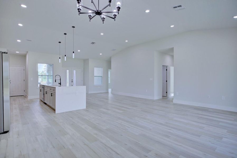 Spacious, unfurnished interior of a new home in , Sebring (Image 14).