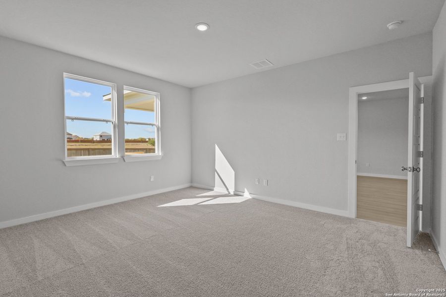 Spacious, unfurnished interior of a new home in Cinco Lakes, San Antonio (Image 31).