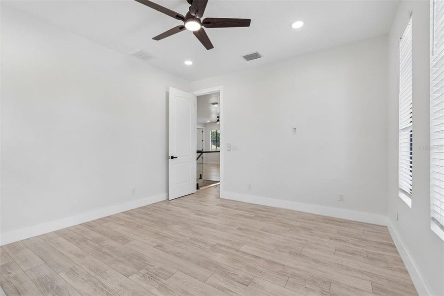 Spacious, unfurnished interior of a new home in , Tampa (Image 58).