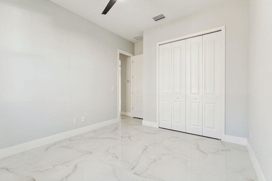 5DM40041_2_3_4_5Interior01