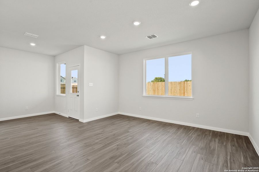 Spacious, unfurnished interior of a new home in Melissa Ranch, San Antonio (Image 10).