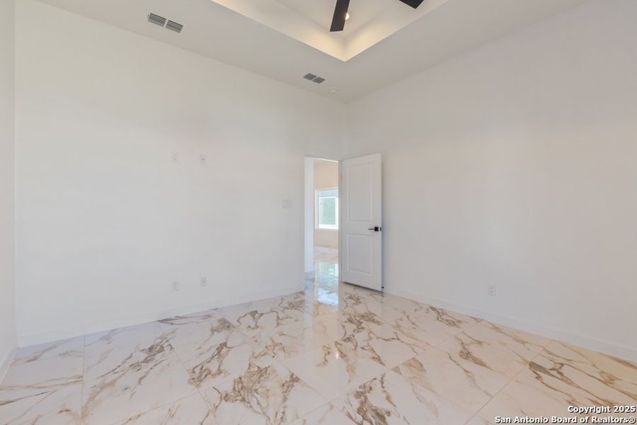 Spacious, unfurnished interior of a new home in , Laredo (Image 21).