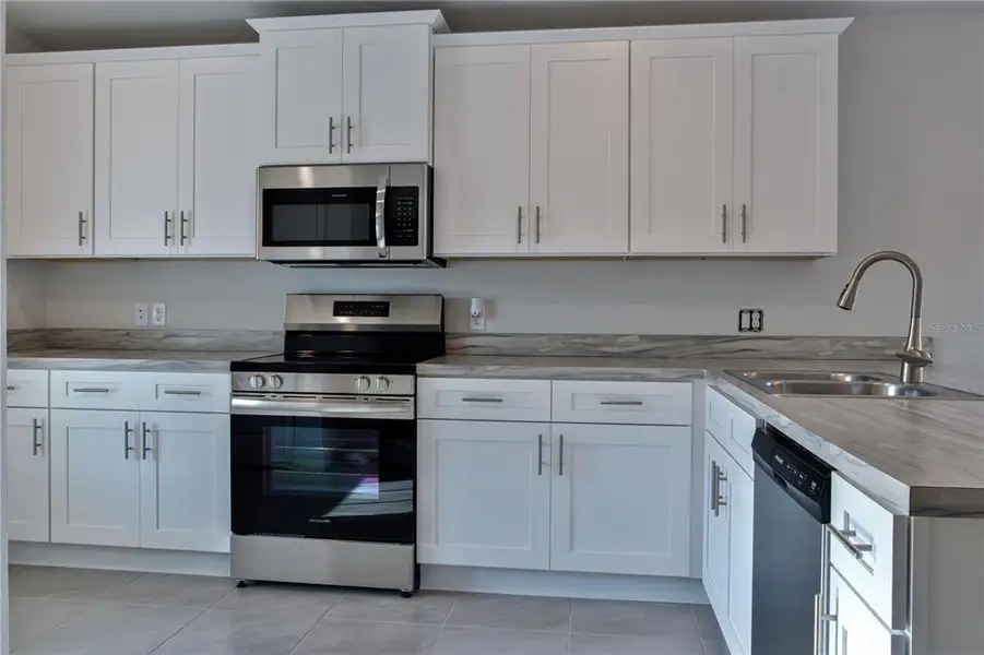 Furnished interior view inside a new home in Rolling Hills, Bell (Image 8).