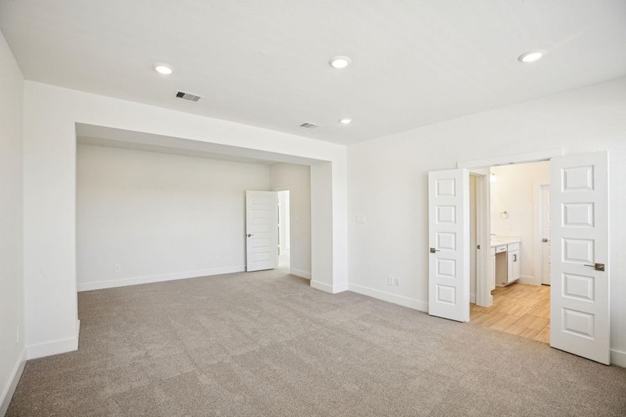 Spacious, unfurnished interior of a new home in Pinewood Trails - Luxe Series, Houston (Image 43).