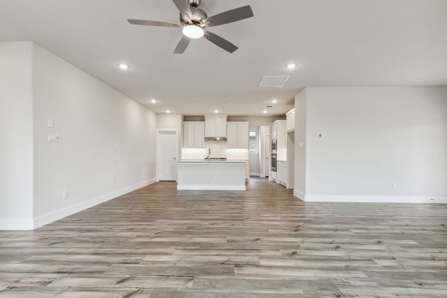 Spacious, unfurnished interior of a new home in Dove Hollow, Waxahachie (Image 21).