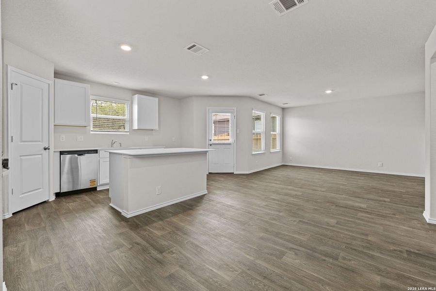 Spacious, unfurnished interior of a new home in Redbird Ranch, San Antonio (Image 20).