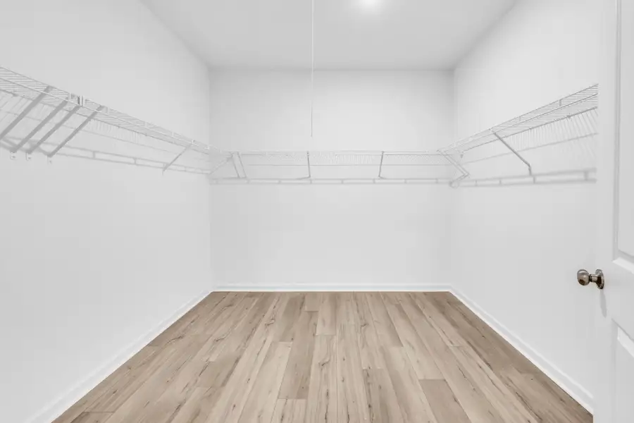 Spacious, unfurnished interior of a new home in Stratford Station, Lebanon (Image 14).