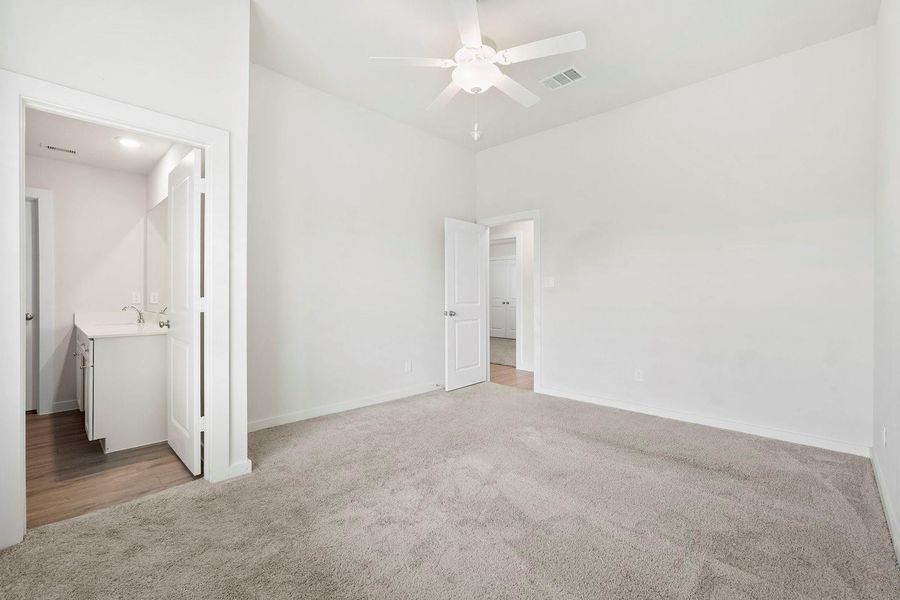 Spacious, unfurnished interior of a new home in Santa Fe, Cleveland (Image 20).