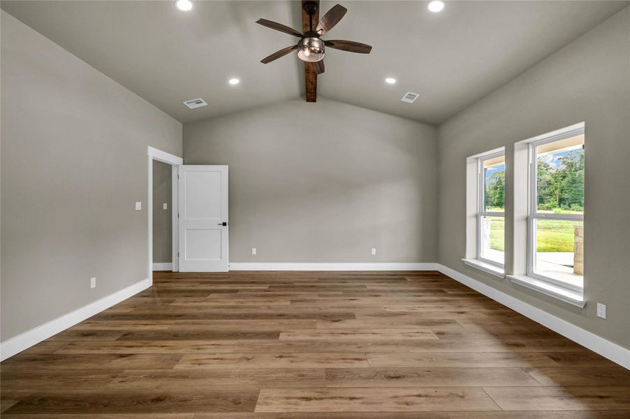 Spacious, unfurnished interior of a new home in , Angleton (Image 33).