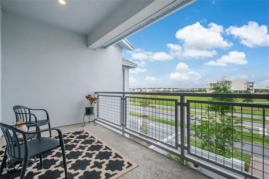 Exterior details and patio area of a home in , Orlando (Image 3).