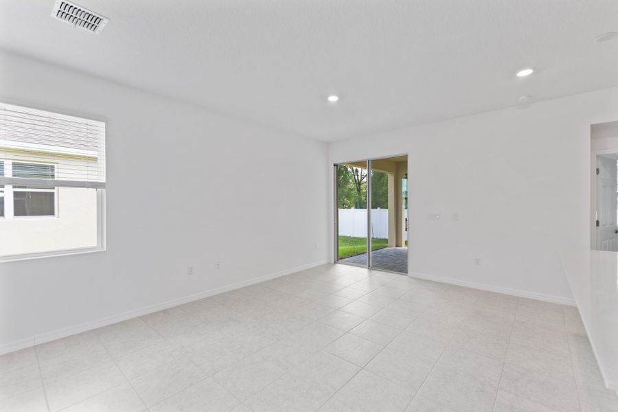 Spacious, unfurnished interior of a new home in Mirror Lake Village, Fruitland Park (Image 10).
