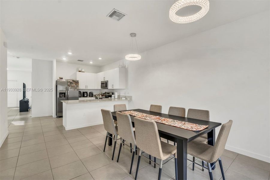 Furnished interior view inside a new home in , Coral Springs (Image 40).