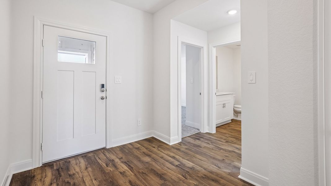Spacious, unfurnished interior of a new home in Railhead, Cedar Creek (Image 16).