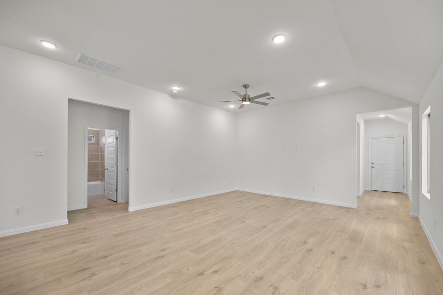 Spacious, unfurnished interior of a new home in Trinity Ranch, Elgin (Image 18).