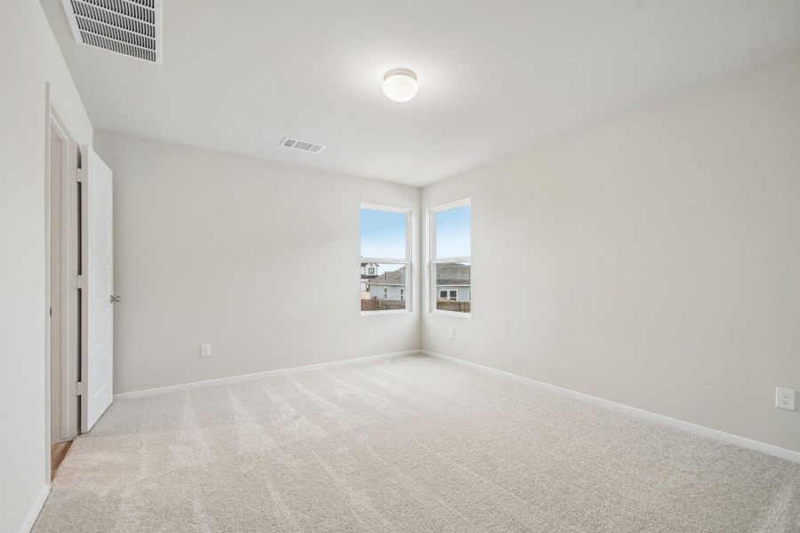 Spacious, unfurnished interior of a new home in Hymeadow, San Marcos (Image 24).