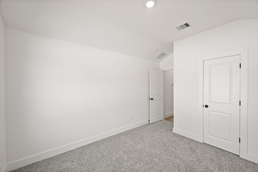 Spacious, unfurnished interior of a new home in Chapel Lakes, Montgomery (Image 26).