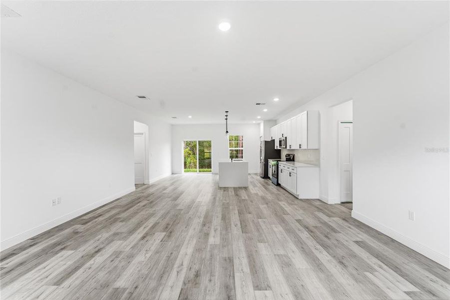 Spacious, unfurnished interior of a new home in , Ocala (Image 15).
