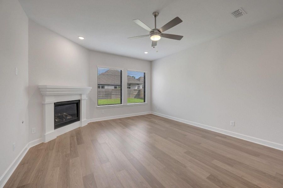 Spacious, unfurnished interior of a new home in Riceland - Summit Collection, Mont Belvieu (Image 27).