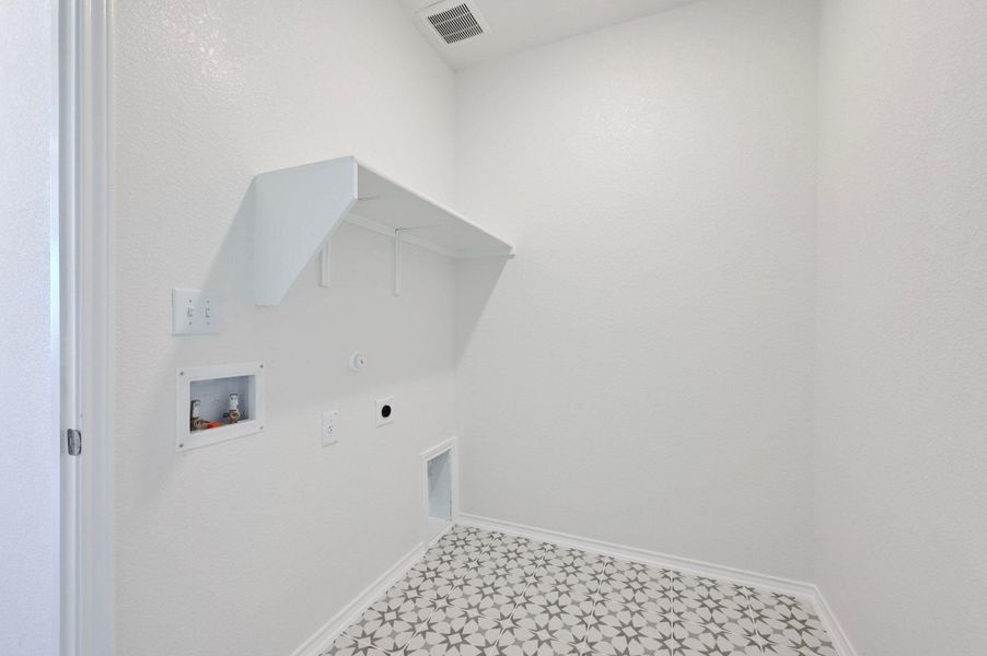 Spacious, unfurnished interior of a new home in Stoney Chase, Del Valle (Image 26).