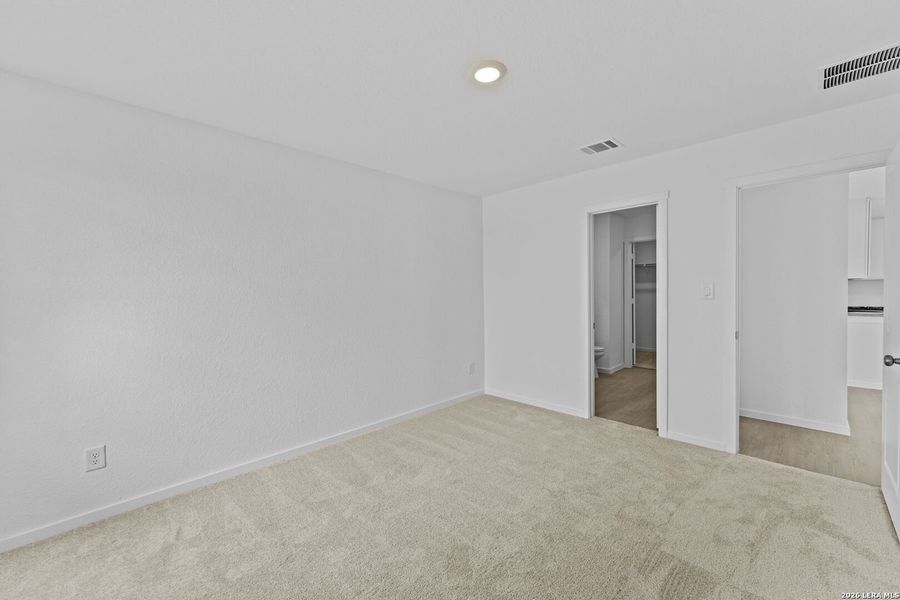 Spacious, unfurnished interior of a new home in Spring Grove, St. Hedwig (Image 14).