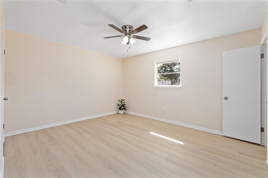 Unfurnished room featuring light wood finished floors and a ceiling fan
