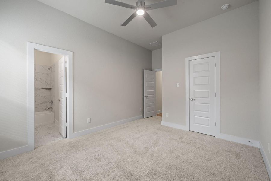 Spacious, unfurnished interior of a new home in Barton Creek Ranch, Conroe (Image 20).