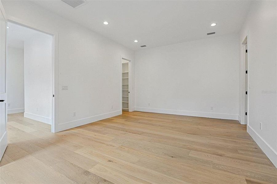 Spacious, unfurnished interior of a new home in , Tampa (Image 11).