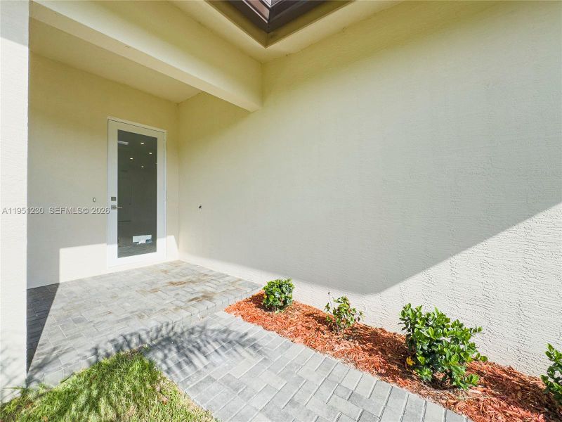 Exterior details and patio area of a home in , Port St. Lucie (Image 4).