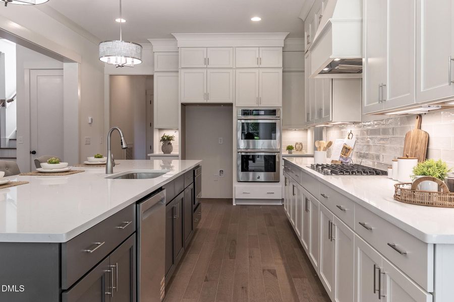 300_MEADOW_WALK_DR_INTERIOR_16