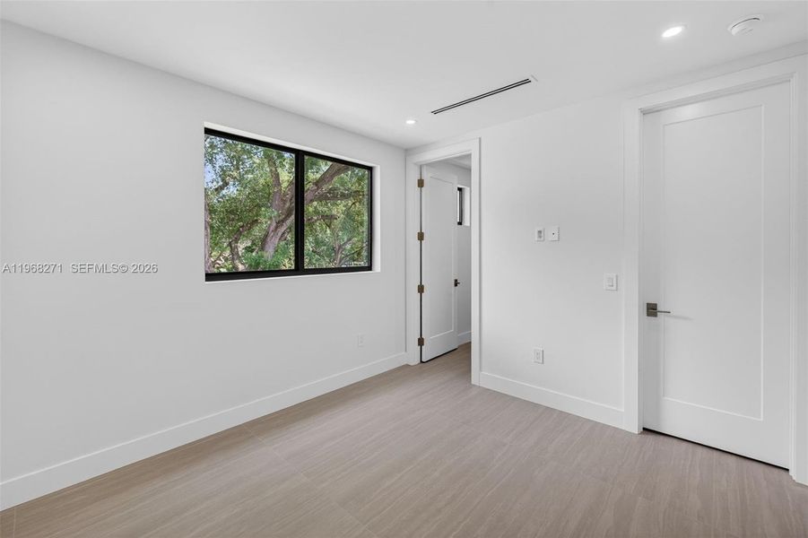Spacious, unfurnished interior of a new home in , Fort Lauderdale (Image 25).