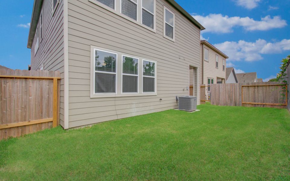 Exterior details and patio area of a home in Aldine Pines, Houston (Image 4).