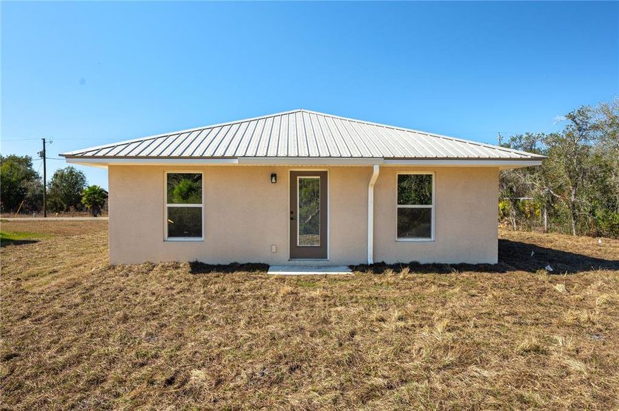 Exterior details and patio area of a home in , Avon Park (Image 3).