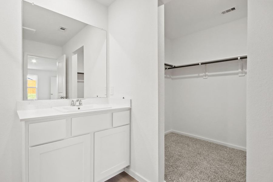 Furnished interior view inside a new home in Silverthorne, Conroe (Image 3).
