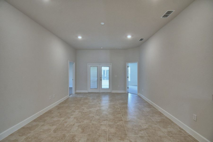 Spacious, unfurnished interior of a new home in Villamar, Winter Haven (Image 19).