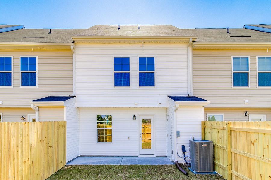 Exterior details and patio area of a home in Astoria, Columbia (Image 19).