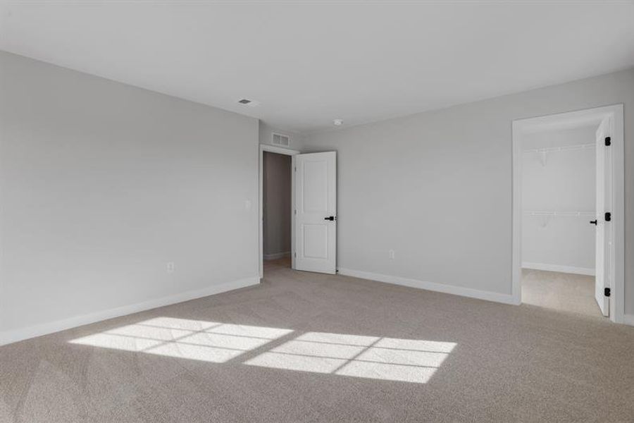 Spacious, unfurnished interior of a new home in Edinburgh, Locust Grove (Image 16).